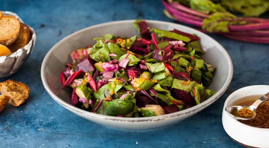 Салат с мангольдом. В интернете куча рецептов. Источник изображения: gastronom.ru. Фото.