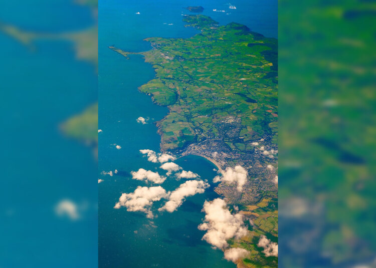 Остров Мэн в Ирландском море. Остров Мэн с высоты птичьего полета. Источник фотографии: wikipedia.org. Фото.