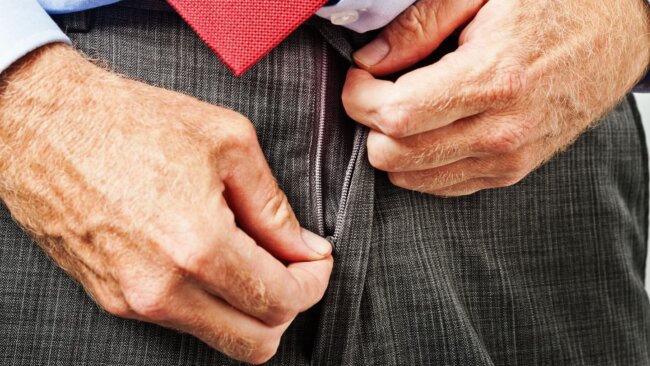 Почему молния на мужских и женских штанах расположена по-разному? Фото.