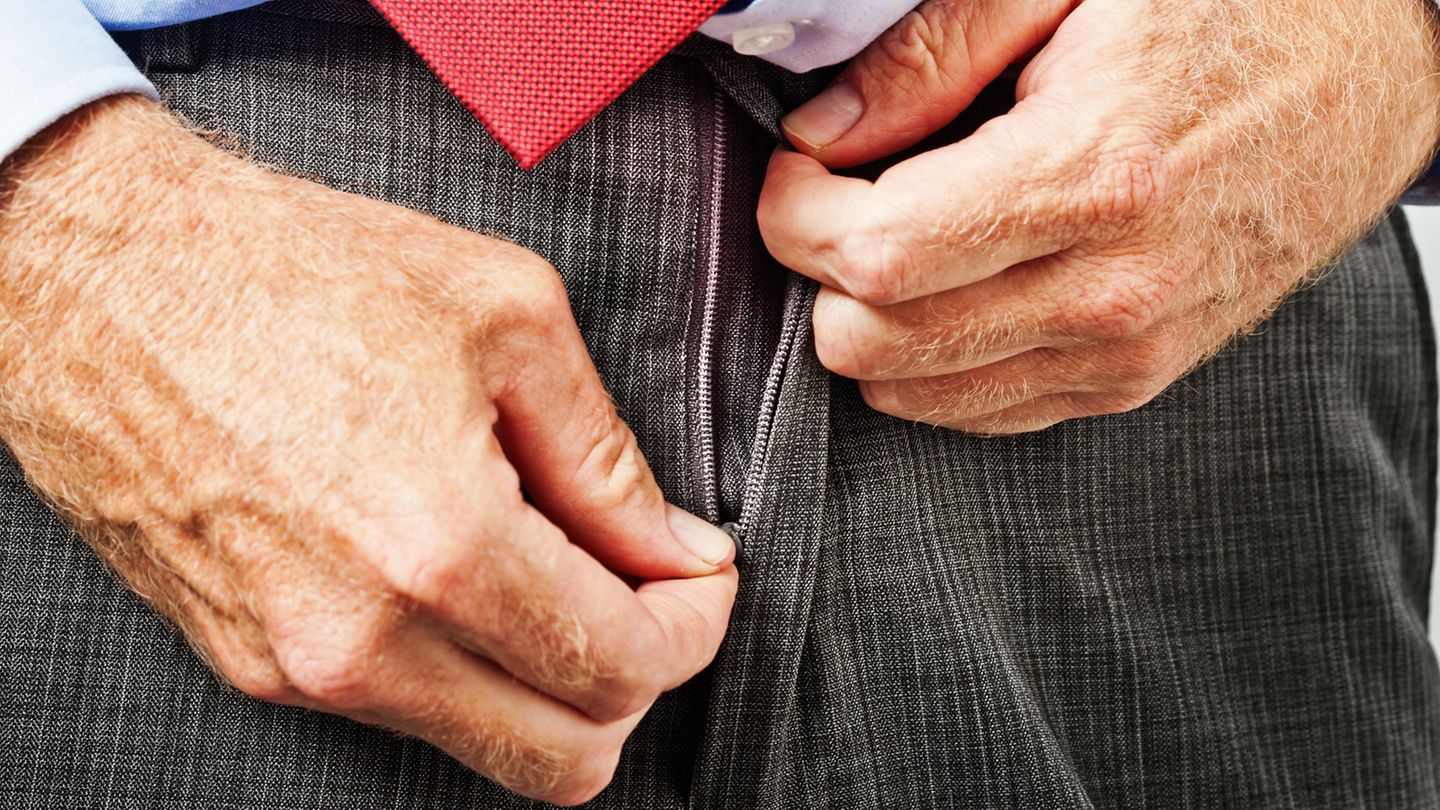 Почему молния на мужских и женских штанах расположена по-разному? Почему молния на мужских и женских штанах расположена по-разному?