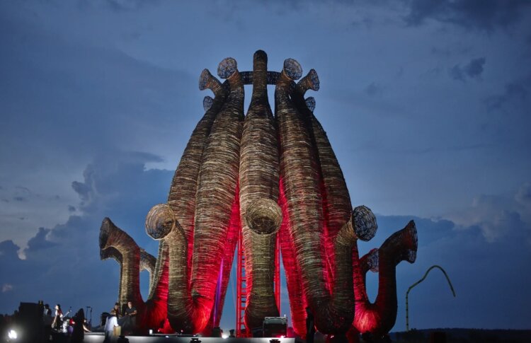 Как поехать в Никола Ленивец: парк с большими скульптурами в Калужской области. Гигантская башня «Бобур» в Никола-Ленивце. Источник фотографии: swn.ru. Фото.