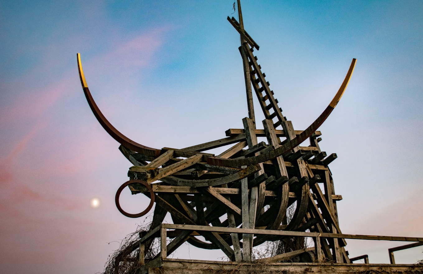 Что посмотреть в «Никола Ленивец». Золотой телец в Никола Ленивце. Источник фотографии: drive2.ru. Фото.