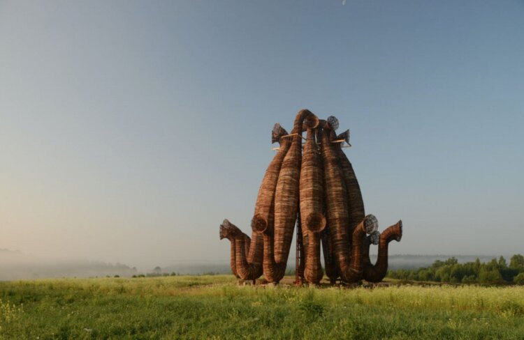 Что посмотреть в «Никола Ленивец». Башня создана при помощи технологии плетения. Источник фотографии: daily.afisha.ru. Фото.