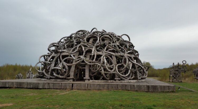 Что посмотреть в «Никола Ленивец». Ночью конструкция красиво светится. Источник фотографии: wikimedia.org. Фото.