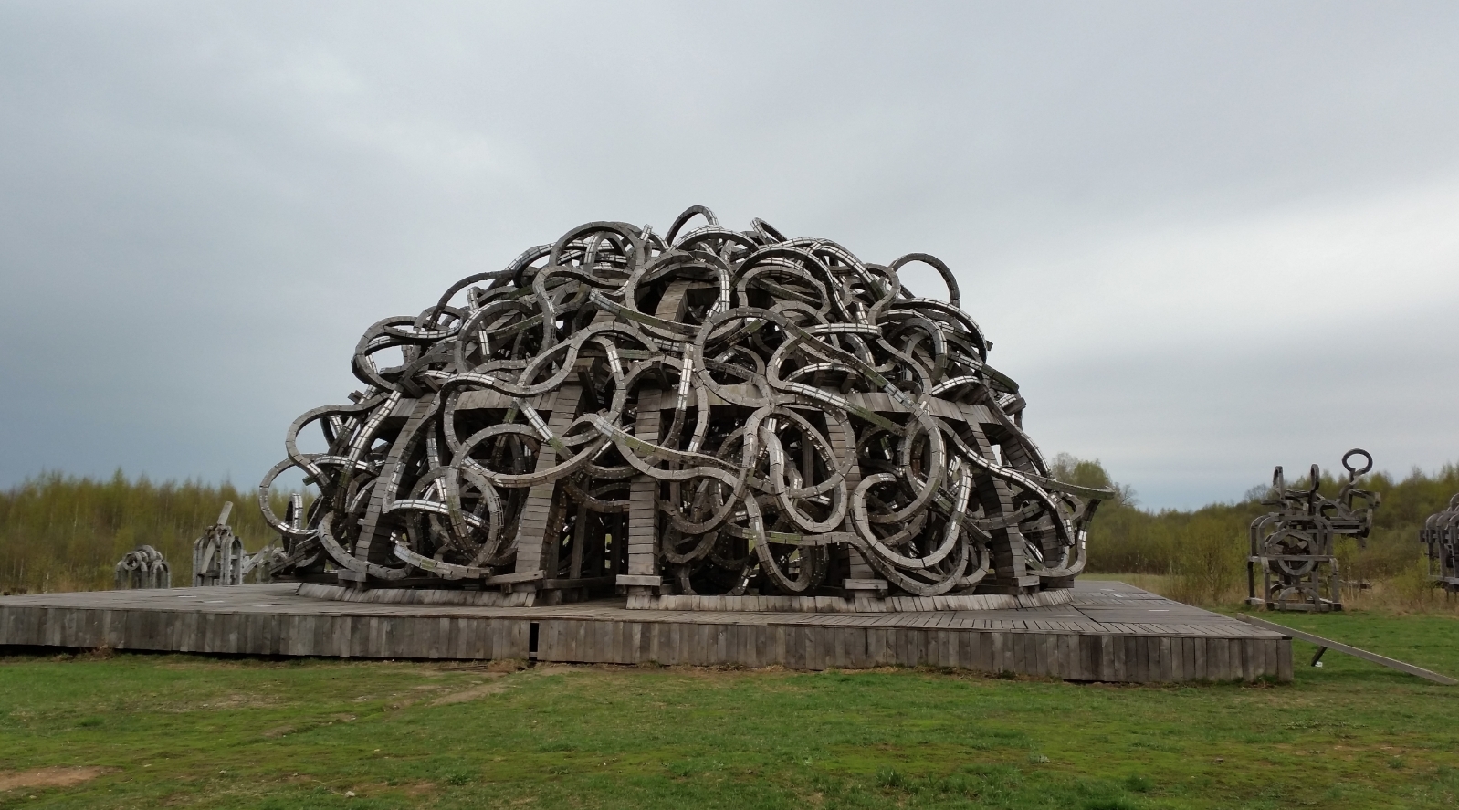 Что посмотреть в «Никола Ленивец». Ночью конструкция красиво светится. Источник фотографии: wikimedia.org. Фото.