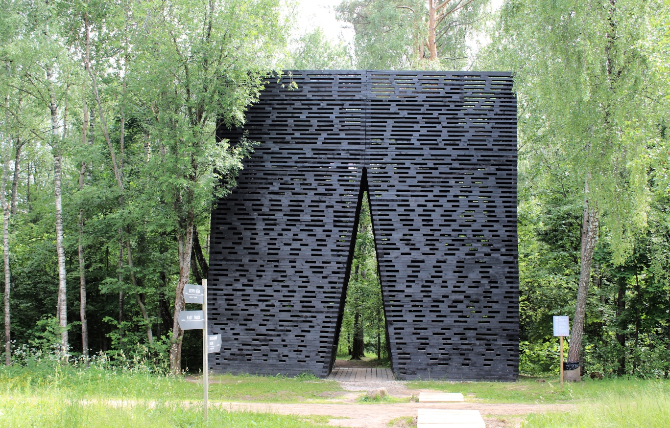 Что посмотреть в «Никола Ленивец». Арка «Бог» в Никола ленивце. Источник фотографии: drive2.ru. Фото.