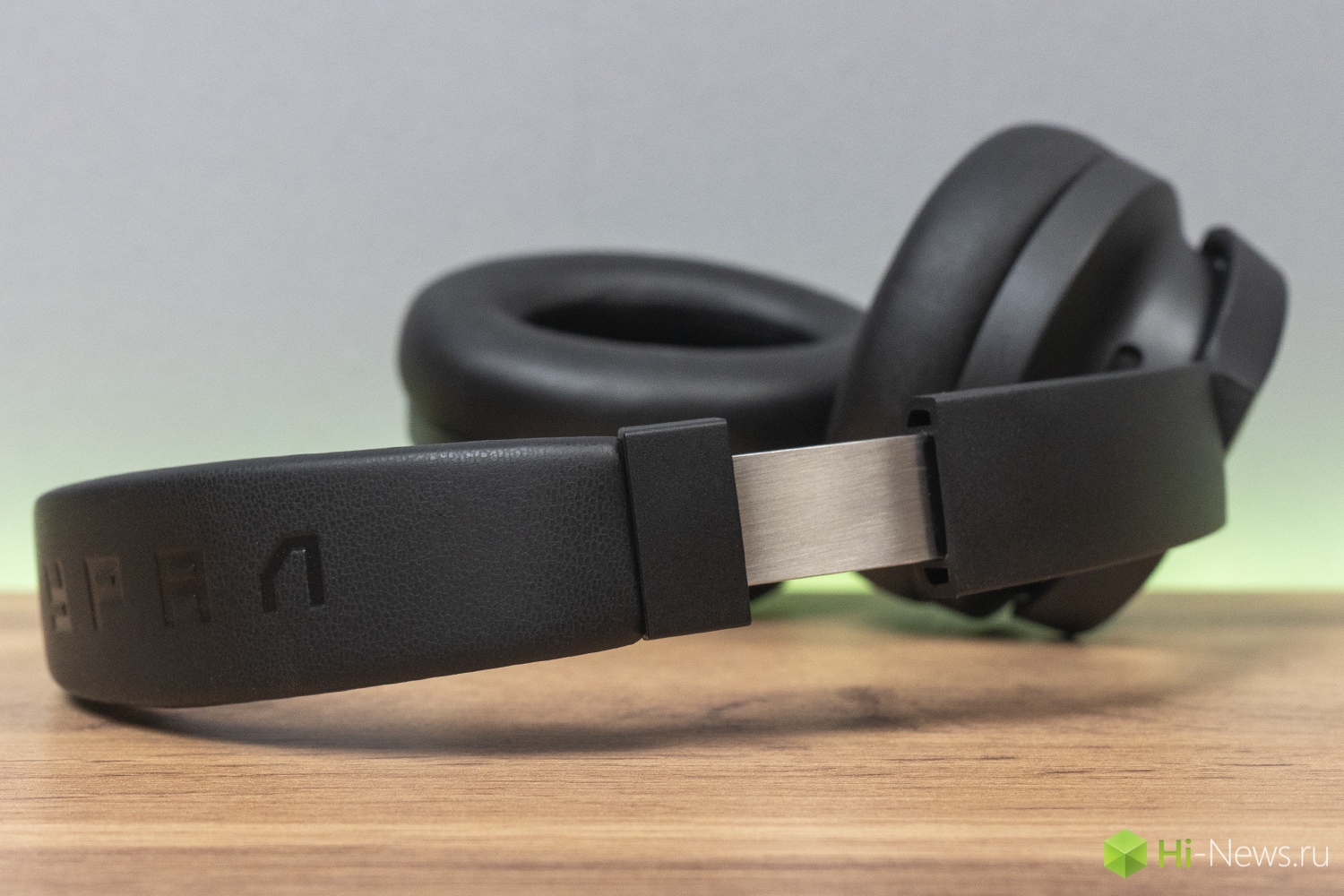 Первое впечатление от наушников Урал. Это единственная металлическая часть — остальное пластик. Но она самая ответственная. Фото.