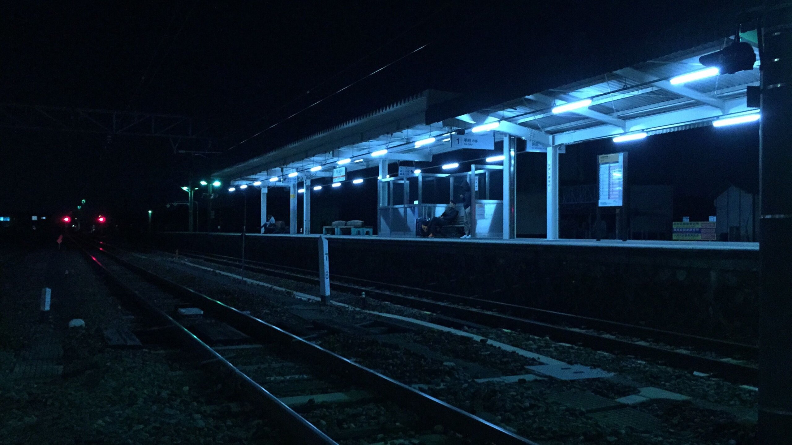 Как синий свет помогает бороться с отчаянием и депрессией. Этот цвет ассоциируется с небом и морем, оказывает успокаивающее действие на возбуждённых людей или тех, кто одержим какой-то одной идеей, в данном случае — идеей самоубийства. Источник изображения: br.pinterest.com. Как синий свет помогает бороться с отчаянием и депрессией. Этот цвет ассоциируется с небом и морем, оказывает успокаивающее действие на возбуждённых людей или тех, кто одержим какой-то одной идеей, в данном случае — идеей самоубийства. Источник изображения: br.pinterest.com. Фото.