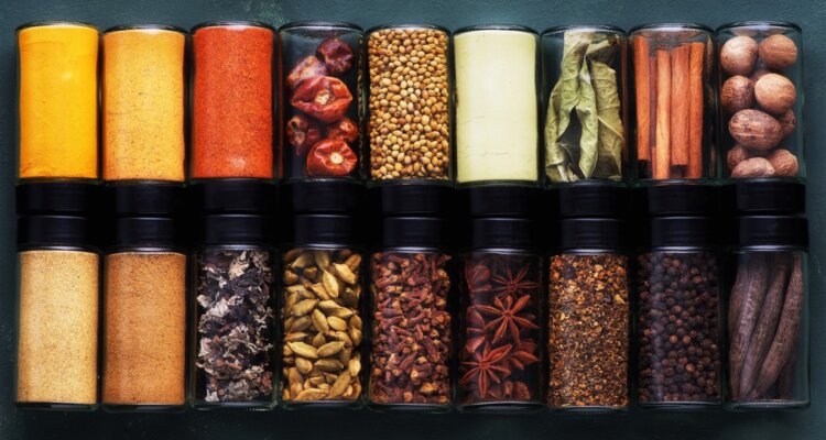 Портятся ли специи и могут ли они заплесневеть при хранении. Цельные специи (перец горошком, корица, гвоздика и пр.) значительно дольше сохраняют свой аромат. Источник изображения: parmaks.com. Фото.