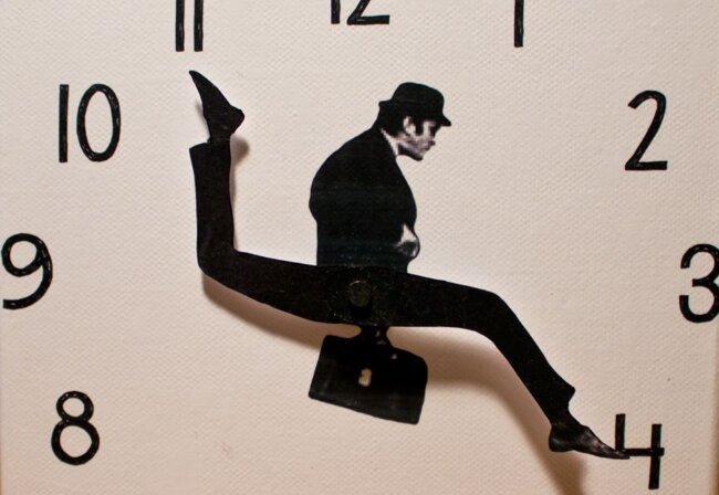 Почему стрелки на всех часах крутятся вправо, а не влево? Фото.