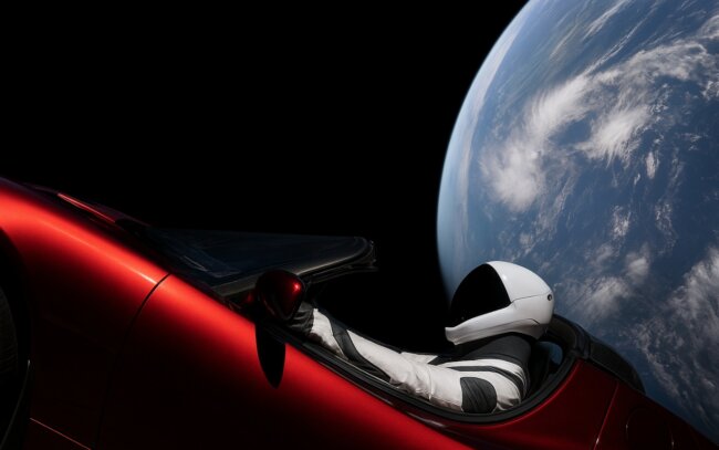 Где сейчас автомобиль Tesla, который Илон Маск отправил в космос? Фото.