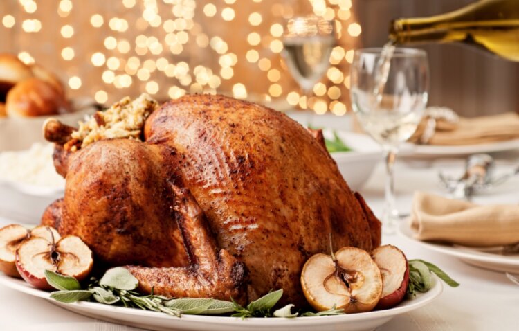 Почему на День благодарения готовят индейку. Индейка с яблоками на День благодарения. Источник изображения: yahoo.com. Фото.