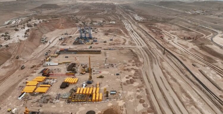 Провал проекта города-линии в Арабских Эмиратах. Фотография с места строительства города The Line. Источник изображения: reddit.com. Фото.