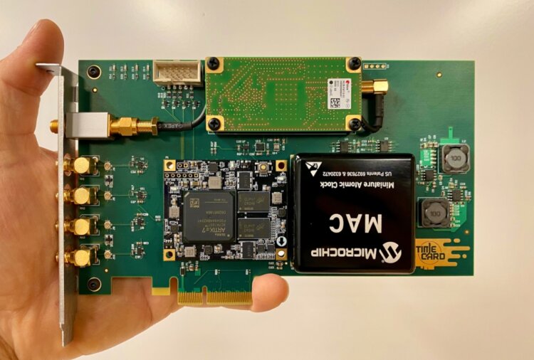 Что такое високосная секунда. Черный модуль на плате — это рубидиевые атомные часы. Источник фотографии: wikipedia.org. Фото.