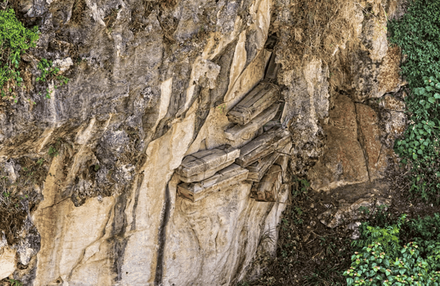 Подвесные захоронения на Филиппинах. Изображение: newatlas. Фото.