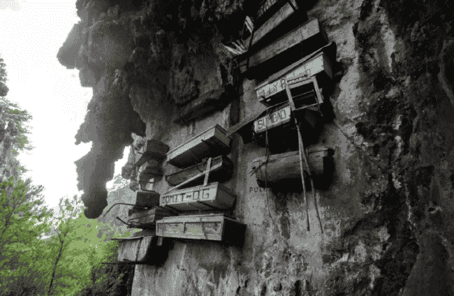 Раскрыта тайна висячих гробов на скалах в Азии. Откуда они появились и зачем. Фото.