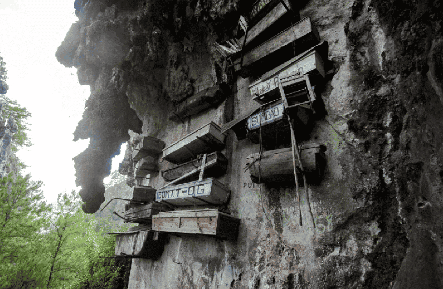 Раскрыта тайна висячих гробов на скалах в Азии. Откуда они появились и зачем Раскрыта тайна висячих гробов на скалах в Азии. Откуда они появились и зачем