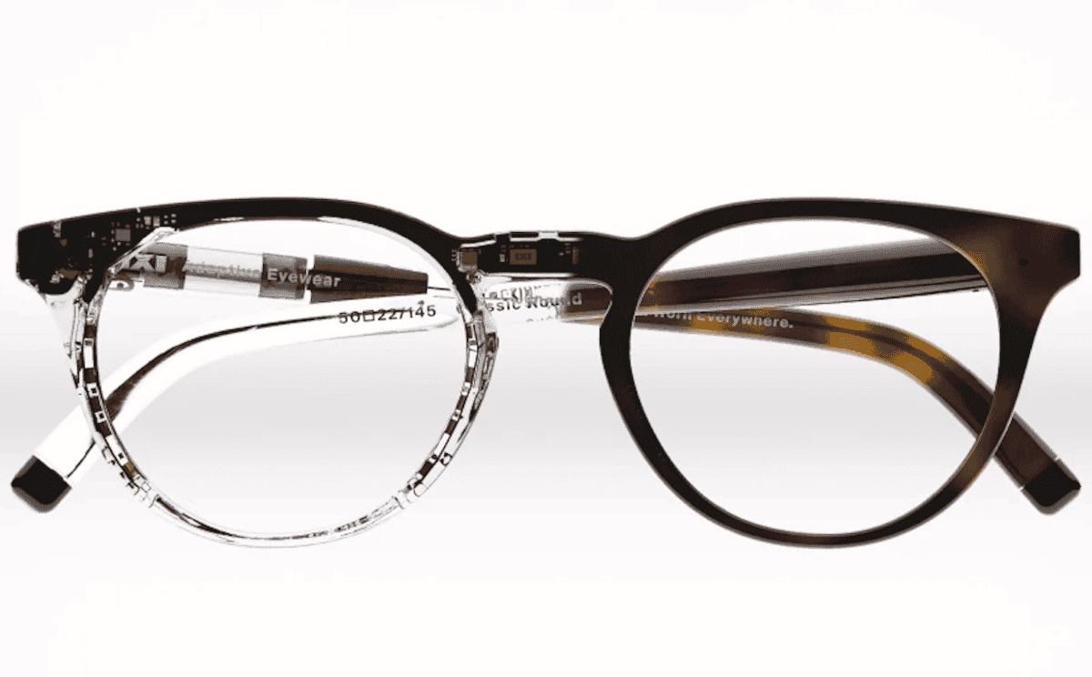 Как работает автофокус в очках. На вид это совершенно обычные очки, но с небольшим секретом. Изображение: IXI. Фото.