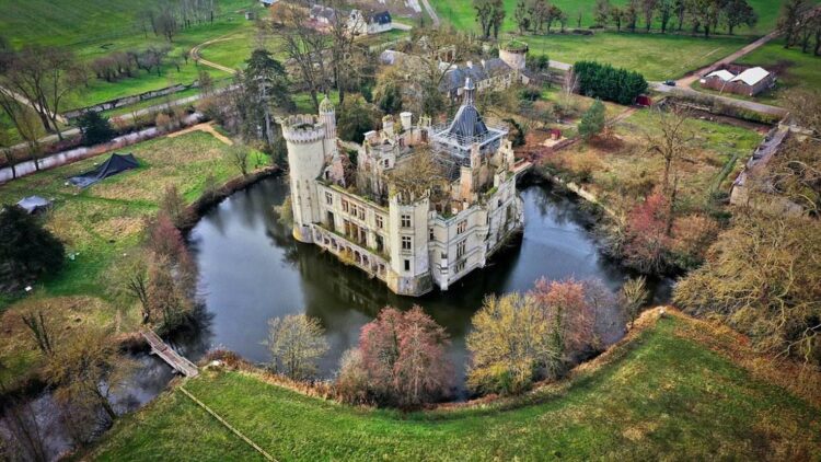 Ла-Мот-Шанденье, Франция — замок, спасённый краудфандингом. Одной из самых примечательных особенностей замка Шато-де-ла-Мот-Шанденье является огромный ров, окружающий его. Источник изображения: rutube.ru. Фото.