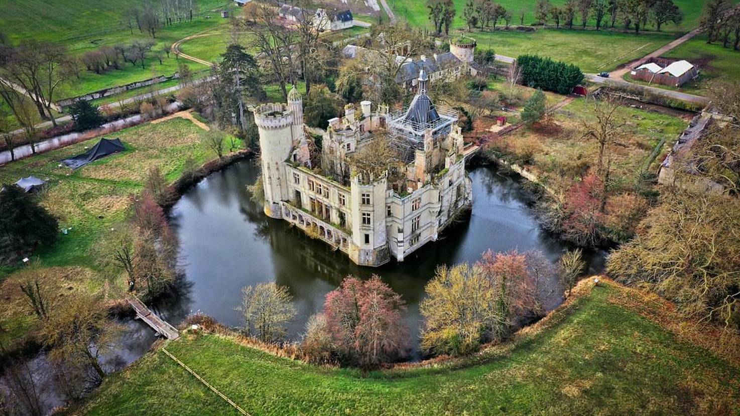 Одной из самых примечательных особенностей замка Шато-де-ла-Мот-Шанденье является огромный ров, окружающий его. Источник изображения: rutube.ru. Фото.