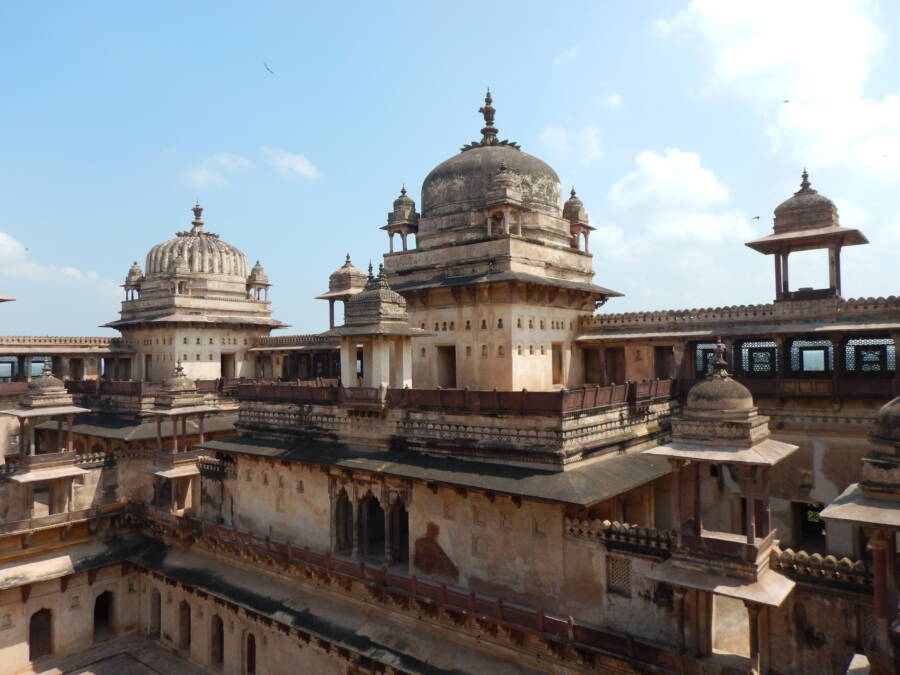 Дворец Джахангир-Махал находится под охраной Департамента археологии штата Мадхья-Прадеш. Источник изображения: allthatsinteresting.com. Фото.