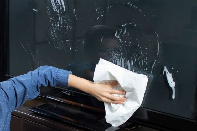 Почему нельзя чистить телевизор бытовыми средствами. Раньше экраны телевизоров были стеклянными, и средство для стёкол было нормальным вариантом; сейчас экраны имеют деликатные покрытия, и бытовая химия и грубые салфетки их разрушают. Источник изображения: storage.googleapis.com. Фото.