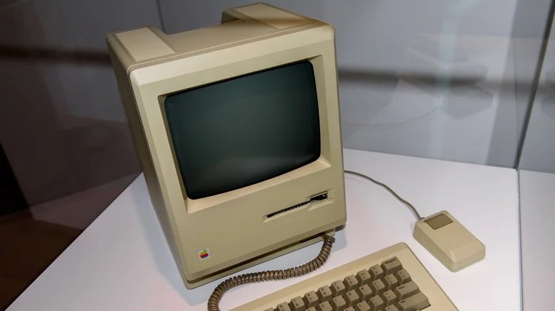 Компьютер Apple Macintosh 1984 года. Источник изображения: slashgear.com. Фото.