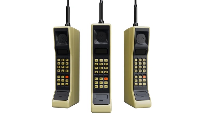Motorola DynaTAC 8000X — первый мобильный телефон, созданный в 1973 году. Источник изображения: slashgear.com. Фото.