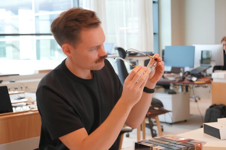 Финская компания выпустила очки с автоматической фокусировкой. Как они работают. Новые очки позволят не снимать их весь день. Изображение: IXI. Финская компания выпустила очки с автоматической фокусировкой. Как они работают. Новые очки позволят не снимать их весь день. Изображение: IXI. Фото.