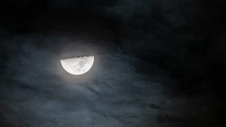 Что произойдёт с Луной и Плеядами в новогоднюю ночь 2025 года. Луна в первой четверти на фоне звёздного скопления Плеяды, Италия, 16.02.2024. Источник изображения: space.com. Фото.