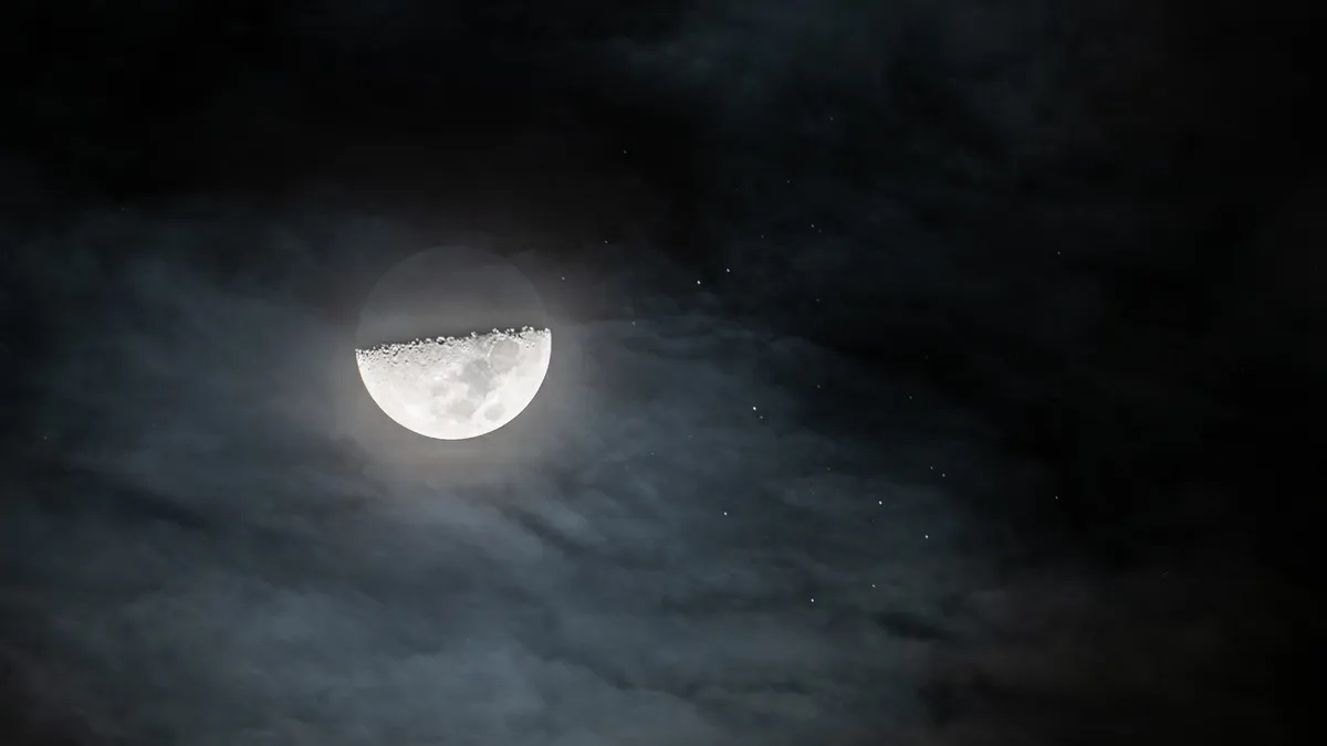 Луна в первой четверти на фоне звёздного скопления Плеяды, Италия, 16.02.2024. Источник изображения: space.com. Фото.