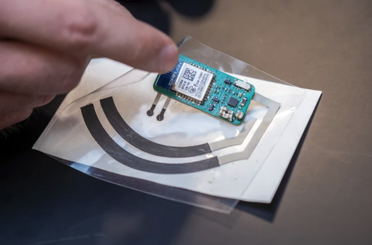 Проблема дефицита витаминов. Достаточно просто наклеить это на чашку или стакан. Изображение: newatlas.com. Фото.