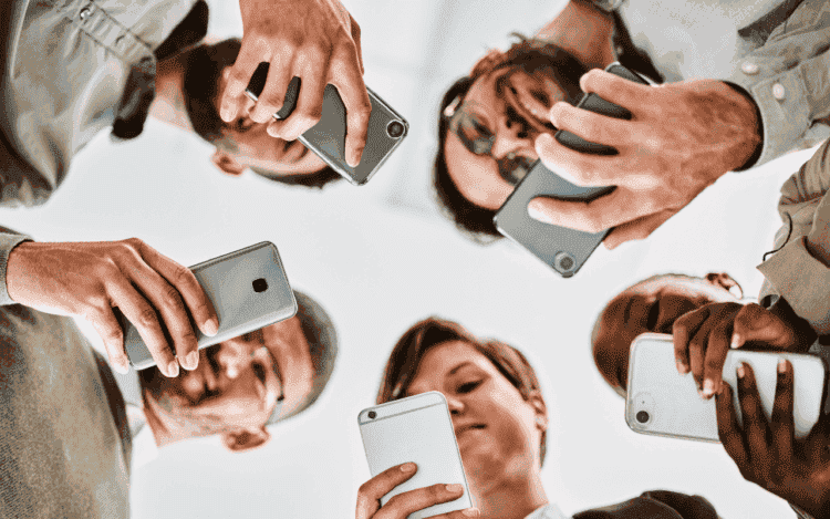 От бритых бровей до раскалённых углей: чем люди готовы пожертвовать ради смартфона. Люди готовы отказаться от душа и кофе ради телефона — у вас тоже есть эта зависимость? Источник изображения: bankmillennium.pl. Фото.