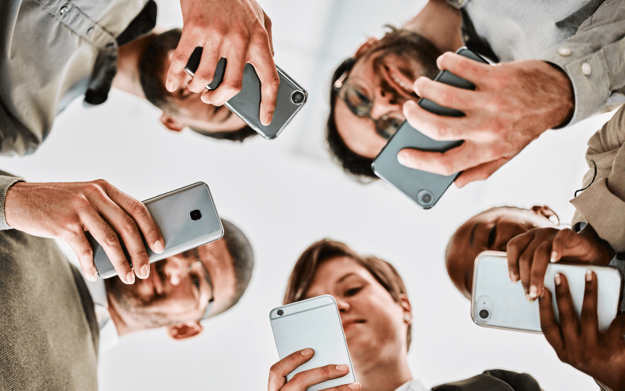 От бритых бровей до раскалённых углей: чем люди готовы пожертвовать ради смартфона