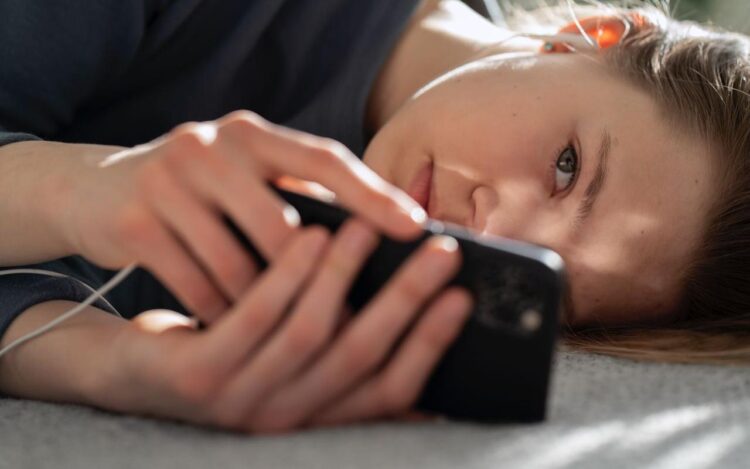 От чего люди готовы отказаться, лишь бы не расставаться с телефоном. Хоть всё это звучит довольно забавно, результаты опроса вызывают беспокойство. Источник изображения: trends.rbc.ru. Фото.