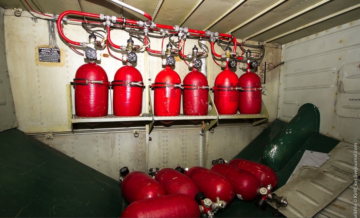 В двигателе самолета пожар тушат специальным огнегасящим составом, чаще всего «хладоном 114В2», который подаётся под давлением к месту возгорания. Источник фотографии: группа ВК «Авиация | Всё небо». Фото.