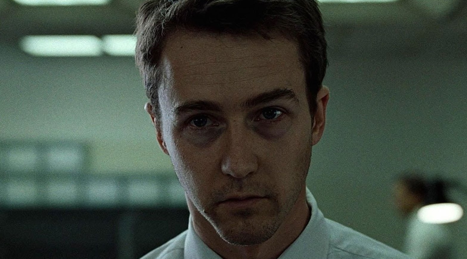 Признаки плохого сна. Иногда раннее пробуждение говорит о плохом сне. Кадр из фильма «Бойцовский клуб». Фото.