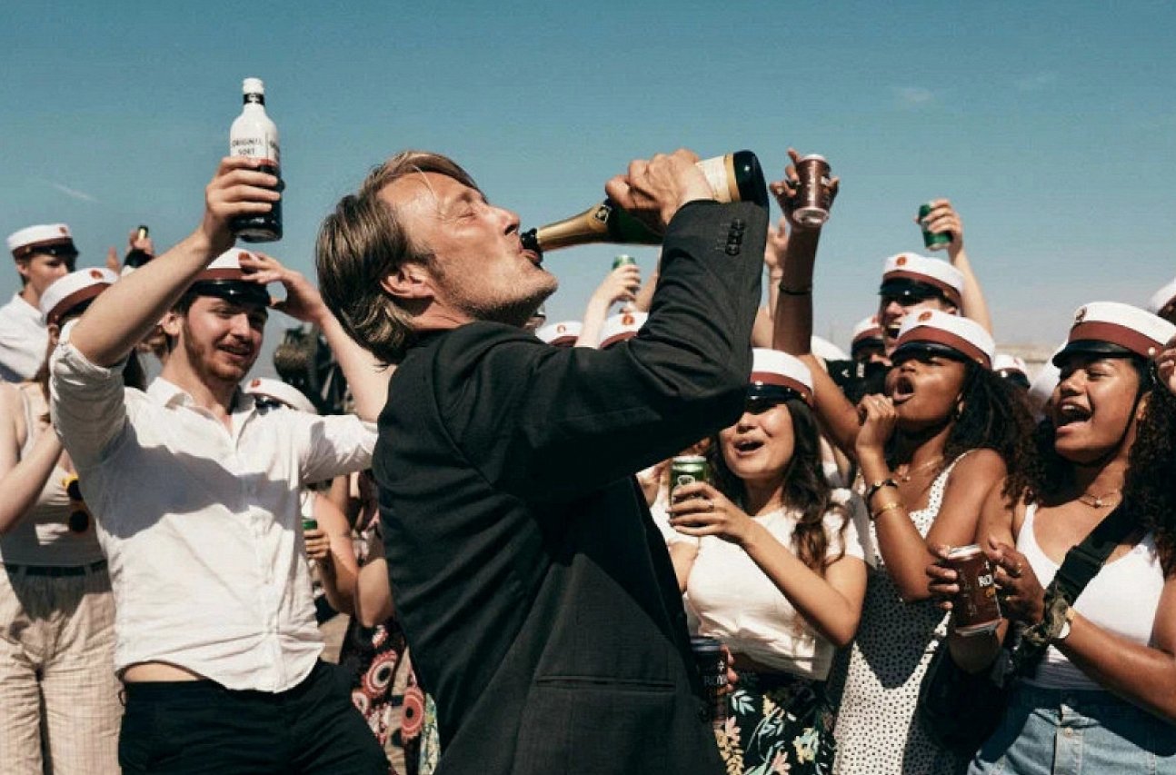 Средство от алкоголизма. После данного лекарства человек перестает получать удовольствие от алкоголя. Кадр из фильма «Еще по одной». Фото.