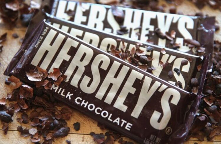 Почему американский шоколад такой невкусный? Hershey’s считается одним из самых крупных производителей шоколадных батончиков. Источник изображения: independent.co.uk. Почему американский шоколад такой невкусный? Hershey’s считается одним из самых крупных производителей шоколадных батончиков. Источник изображения: independent.co.uk. Фото.