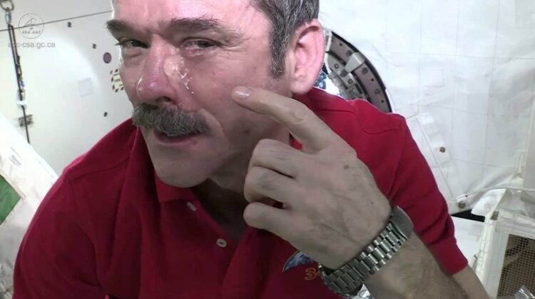 Как ведет себя вода в космосе. Астронавт показывает, что происходит со слезами в космосе. Источник изображения: Live Science. Фото.