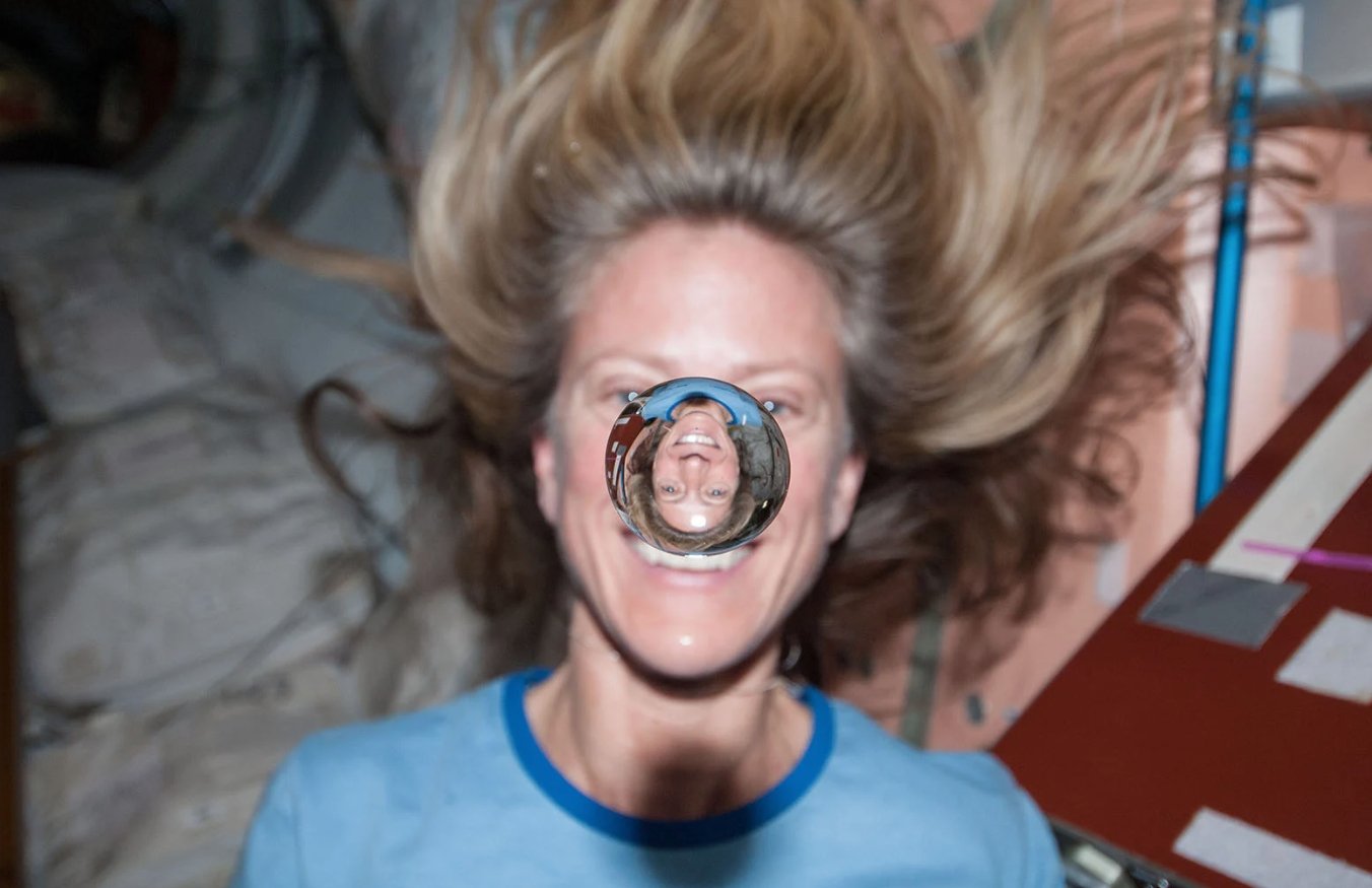 Как ведет себя вода в космосе. Капля жидкости в невесомости. Источник изображения: petapixel.com. Фото.