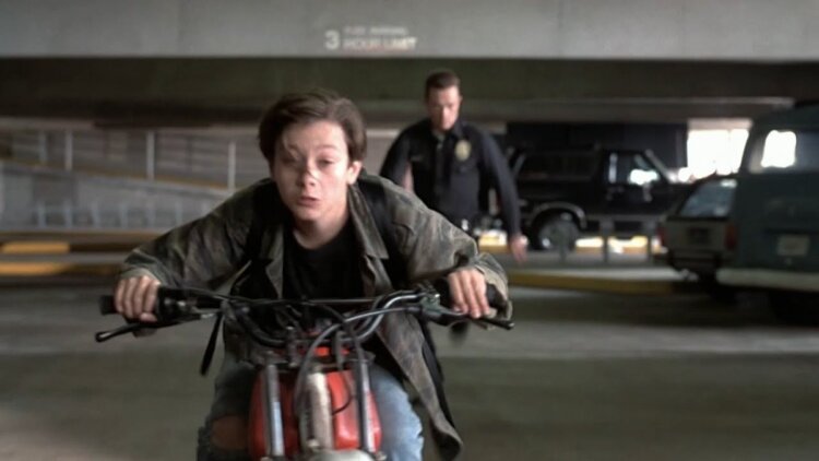 Как понять, что за вами следят во время вождения. Эти приёмы помогают отсечь случайных участников движения. Источник изображения: dzen.ru. Фото.