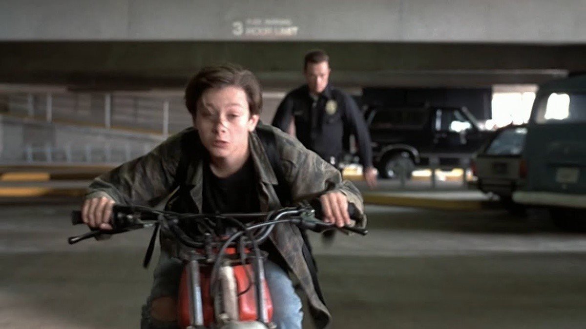 Как понять, что за вами следят во время вождения. Эти приёмы помогают отсечь случайных участников движения. Источник изображения: dzen.ru. Фото.