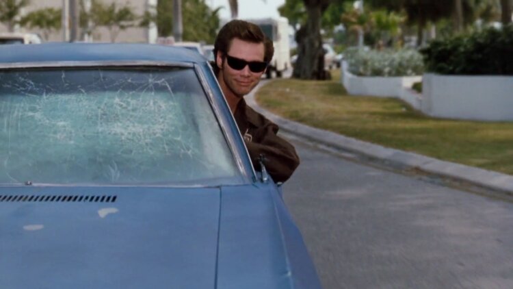 Как понять, что за вами следят во время вождения. Продолжайте внимательно следить за происходящим вокруг, правильно используйте поворотники и избегайте резких перестроений. Источник изображения: en.kinorium.com. Фото.