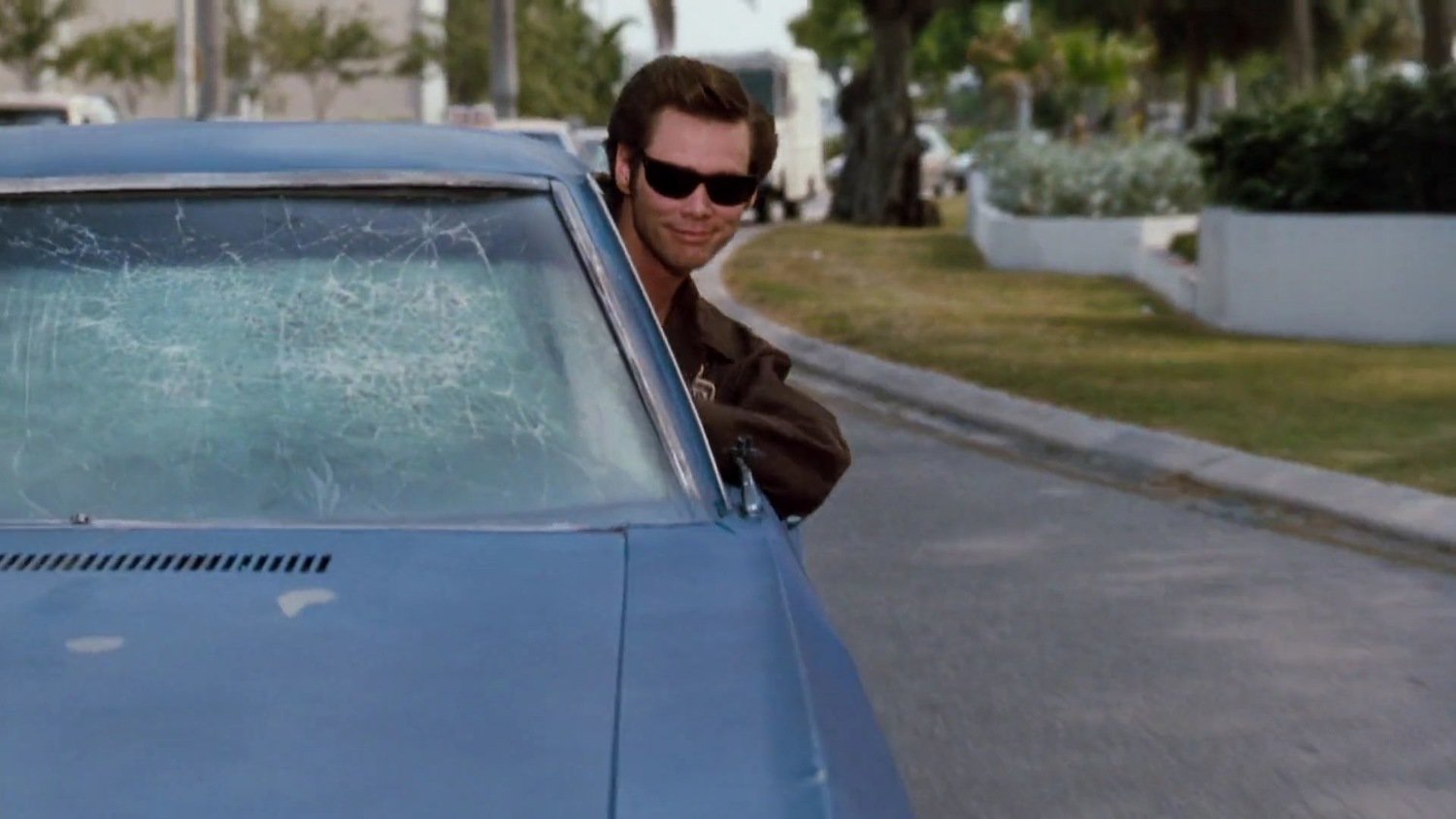 Как понять, что за вами следят во время вождения. Продолжайте внимательно следить за происходящим вокруг, правильно используйте поворотники и избегайте резких перестроений. Источник изображения: en.kinorium.com. Фото.