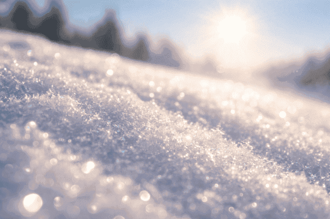 Почему снег искрится на солнце и блестит в мороз: простое научное объяснение. Фото.