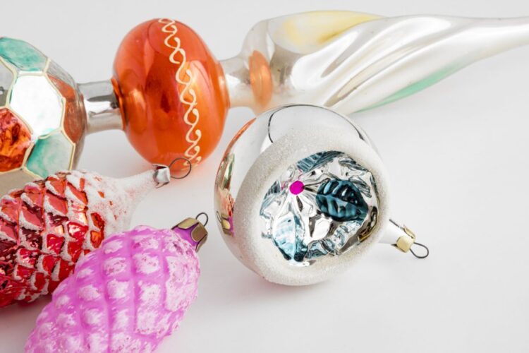 Почему ёлочные игрушки из СССР лучше современных. В чём секрет ёлочных игрушек из СССР и почему они ценятся до сих пор? Источник изображения: monetnik.ru. Фото.