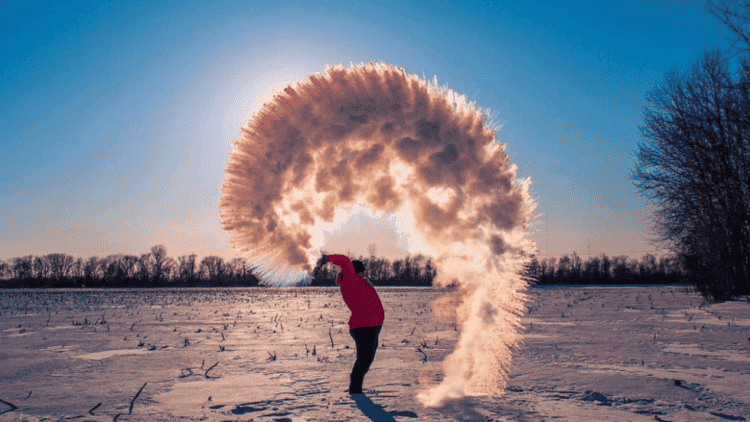 Почему вылитый кипяток на морозе превращается в снег. Брызги кипятка на морозе. Источник изображения: rt.com. Фото.