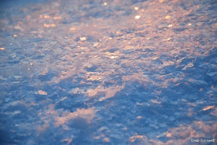 Почему в сильный мороз снег хрустит громче. Снег хрустит не только из-за сухости, а из-за хрупкости ледяных кристаллов в мороз. Источник изображения: beautydayrnd.ru. Фото.