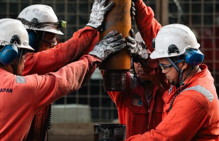 Рекордная глубина бурения. Любое бурение сложное, а с корабля и подавно. Изображение: Newatlas. Фото.